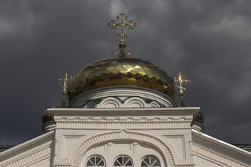 Obraz premium Old historical temple. gold domes and crosses. against the background of the original sky. open to tourists.
