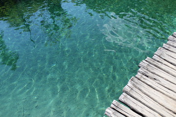 Passerella in legno nel Parco Nazionale di Plitvice in Croazia