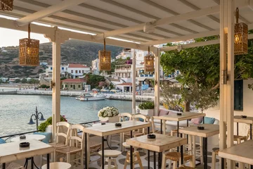 Photo sur Plexiglas Restaurant Cozy summer restaurant in picturesque Batsi village on  Andros island, Cyclades, Greece
