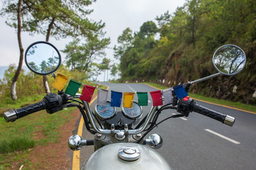 Fototapeta premium Motocykle w północno-wschodnich Indiach. Widok od strony kierowcy.