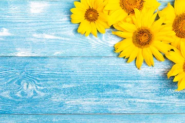Crédence de cuisine en verre imprimé Tournesol Yellow sunflowers on blue wooden background. Copy space.