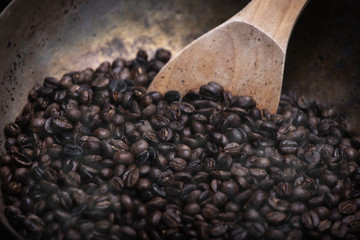 Obraz premium Roasted coffee beans with wooden spoon