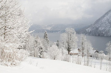Blick auf den Grundlsee im Winter