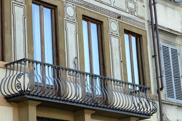 balcone con ornamento ferro battuto, firenze in toscana