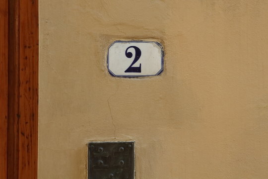 2 numero civico di casa antica, due concetto