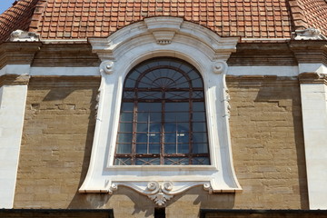 Obraz premium antica finestra di legno chiesa italiana città Firenze toscana