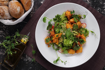 салат из свежей зелени,редиски с мясом цыпленка