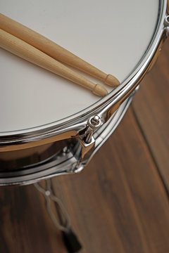 Snaredrum mit Drumsticks