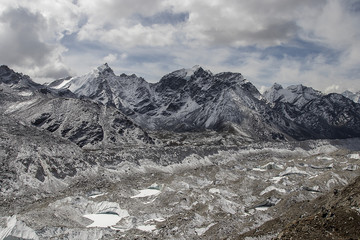 Fototapeta na wymiar The beginning of Khumbu glacier on the way to Everest