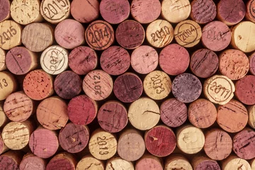 Gordijnen Wijnkurken achtergrond, overhead foto van rode en witte wijnkurken © laplateresca
