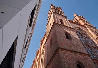 Wegen Bauschäden geschlossene Friedrichswerdersche Kirche und Neubau