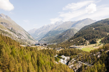 Fototapeta na wymiar zermatt, Furi, Gondelbahn, walliser dorf, wallis, mattertal, bergbahn, wanderweg, walliser berge, alpen, sommer, schweiz