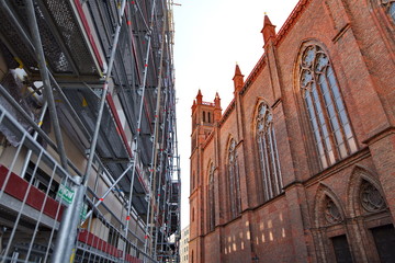 Baugerüst und wegen Bauschäden geschlossene Friedrichswerdersche Kirche