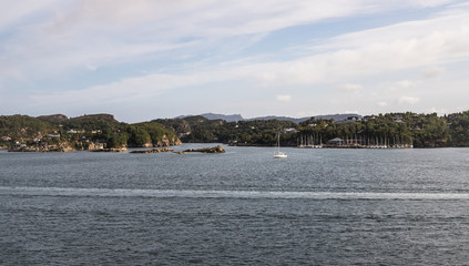 Fototapeta premium Boot in den Fjorden Norwegens