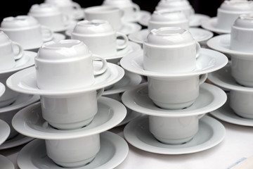 Weiße Kaffeetassen aufgebaut zur Selbstbedienung - Selektive Schärfe