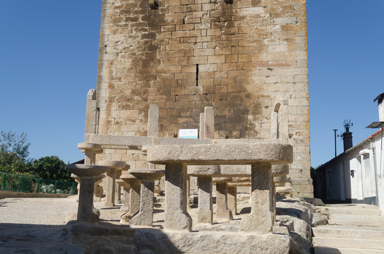 Bases de h&oacute;rreos junto a la torre de Lapela, Mon&ccedil;ao. Portugal