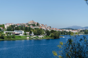 Obraz premium Ciudad de Tui y rio Miño. Panorámica desde Valença do Minho, Portugal