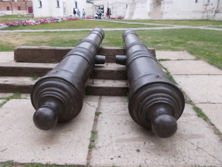 орудия на территории монастыря