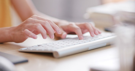 Woman typing on computer keyboard - obrazy, fototapety, plakaty
