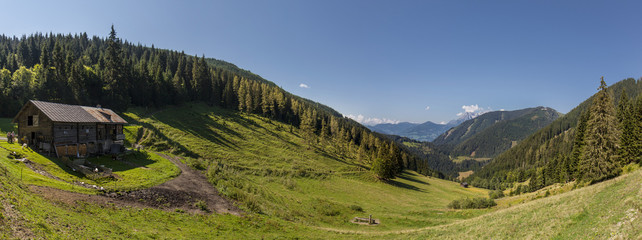 Bergpanorama mit Almhütte. Mountain panorama with alpine cabin / chalet. Urlaub am Bauernhof