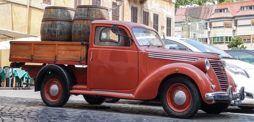 Roter Oldtimer in Rom 