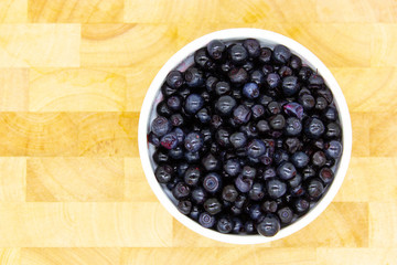 Mirtilli in una ciotola rotonda su un tavolo di legno