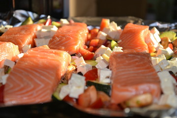 Lachsfilet auf Gem&uuml;se mit Schafsk&auml;se