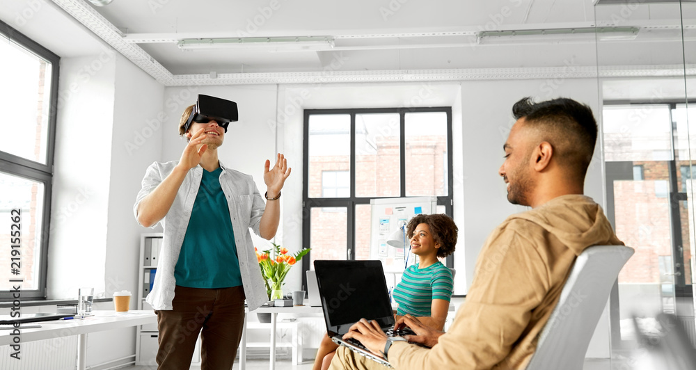 Aufkleber deadline, augmented reality and technology concept - creative team with laptop computer testing virt