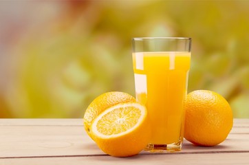 Orange juice and slices of orange