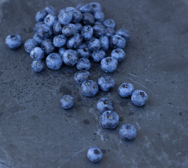 Arándanos sobre fondo de pizarra