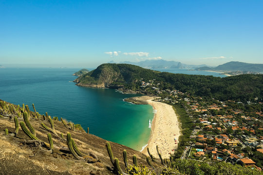 Paradisiac beach in Rio de Janeiro - Praia vista de cima (Itacoatiara - Niter&oacute;i)