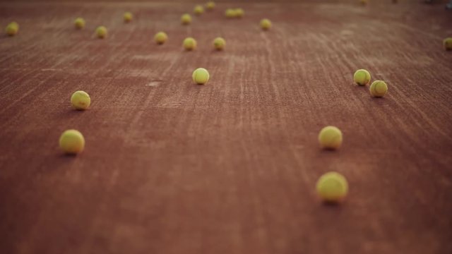 Bolas de tenis na quadra