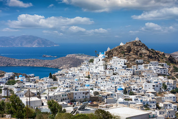 Fototapeta na wymiar Blick auf die Chora der Insel Ios mit weißgewaschenen Häusern und blauem Meer auf den Kykladen in Griechenland