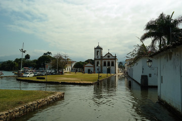 Fototapeta na wymiar Historical church islet by the tide - Igreja de Paraty ilhada pela maré (Igreja de Santa Rita - Paraty)