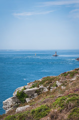 Fototapeta na wymiar La pointe du raz en bretagne avec ces falaises et son phare