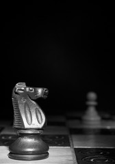 Scacchi fotografati su una scacchiera