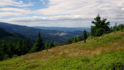 Karpacz w oddali - widok z gór - wycieczka w Karkonosze