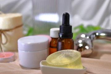 オイルボトルとクリームと石鹸とマッサージ器
