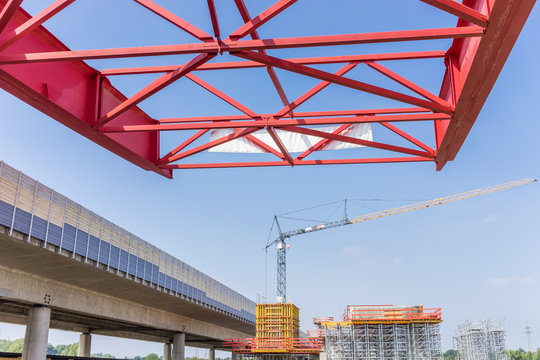 Alte, marode Autobahnbrücke wird durch Neubau einer neuen Brücke aus Stahlbeton ersetzt