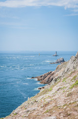 Fototapeta na wymiar La pointe du raz en bretagne avec ces falaises et son phare