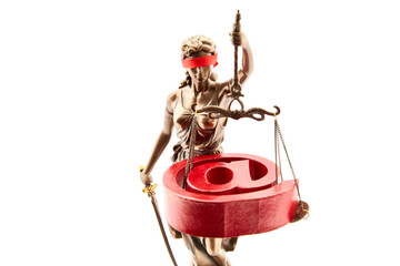 Internetrecht Konzept mit Justitia und at Zeichen