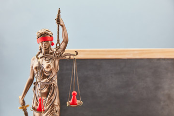 Justitia vor Tafel als Rechtsberatung und Jurastudium Konzept