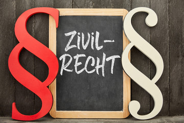 Fachanwalt für Zivilrecht Text auf Tafel neben Paragraphen