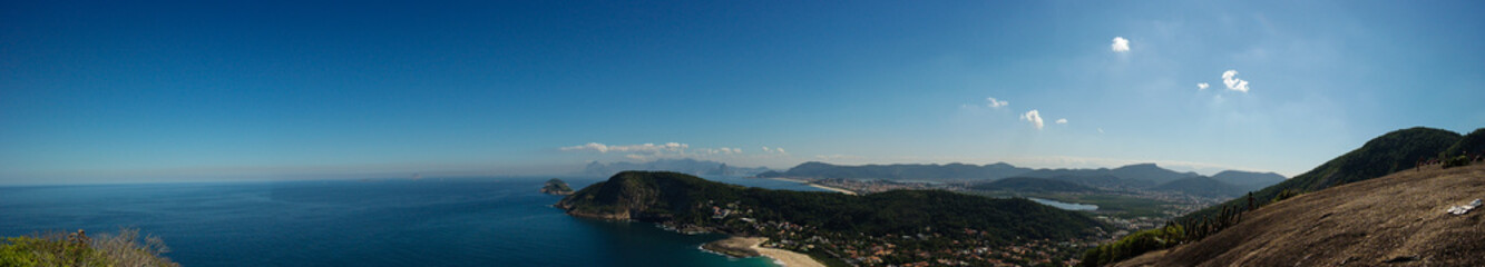 Fototapeta na wymiar Panoramic in Niterói - Panorâmica em Niterói (Panorâmica tirada no Costão de Itacoatiara)