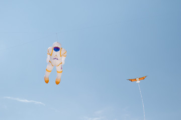 kleiner drache und astronaut als drache am himmel  fotografiert während des drachenfestivals
