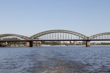 Fototapeta na wymiar nahansicht der deutzer brücke in köln deutschland fotografiert während einer Bootstour auf dem Rhein mit dem Weitwinkelobjektiv