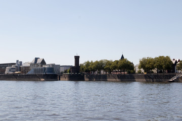 rhein ufer skyline in köln deutschland fotografiert während einer Bootstour auf dem Rhein mit dem Weitwinkelobjektiv