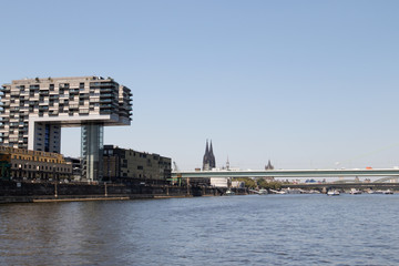 Fototapeta premium kranhaus am rhein hafen in köln deutschland fotografiert während einer Bootstour auf dem Rhein mit dem Weitwinkelobjektiv
