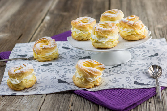 Small wreaths with whipped cream (traditional Czech dessert - "venecky")