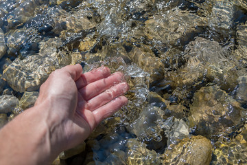Hand im Wasser waschen
